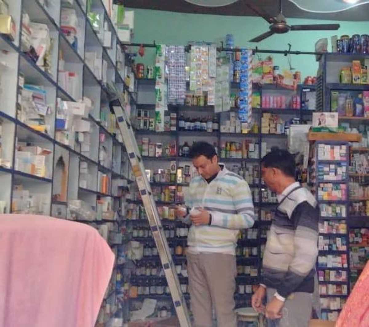 मेडिकल स्टोर पर छापेमारी से मचा हड़कंप, दो स्टोर से एकत्रित किए तीन दवाओं के नमूने